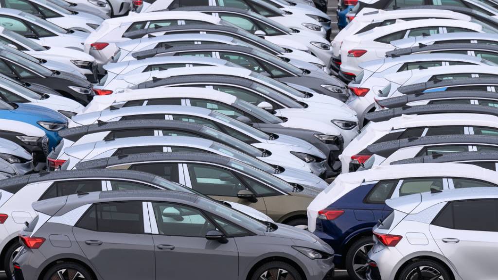 Die EU-Kommission setzt nicht mehr nur auf vollelektrische Fahrzeuge wie in diesem Bild. Sie will Klimaziele und Vorstellungen der Autobauer unter einen Hut bringen. Auch nach 2035 könnten deshalb Neuwagen mit Verbrennungstechnologie noch zugelassen werden.