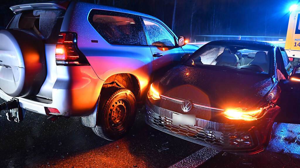 Fünf Autos kollidieren auf der Autobahn N13 bei Buchs SG