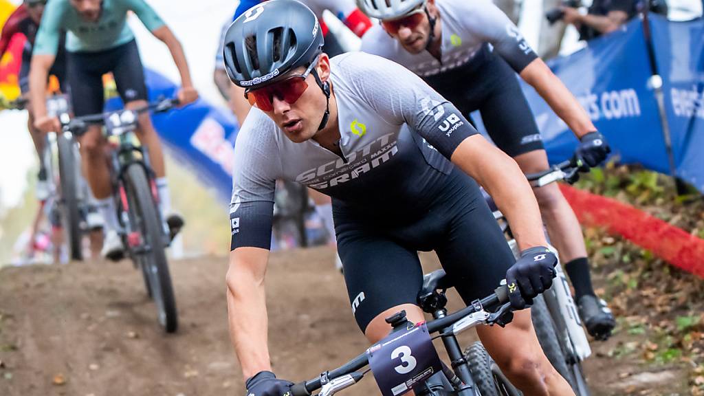 Filippo Colombo (vorne) und Nino Schurter (rechts) kämpfen im letzten Weltcuprennen der Saison um den Anschluss zur Spitze