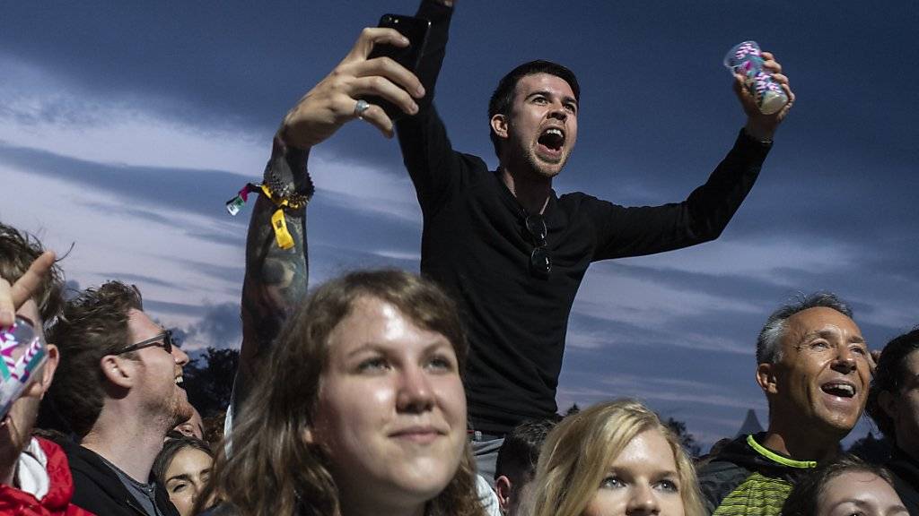 Fans am Zürich Openair am Freitag während des Konzerts des britischen Sängers Liam Gallagher.