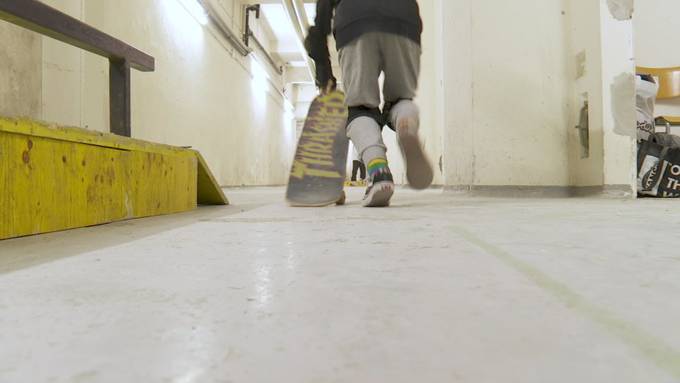 St.Galler Skateboarder brettern durch Krematorium