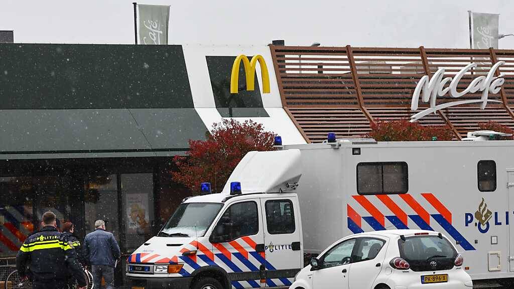 Im niederländischen Zwolle sind am Mittwochabend zwei Männer nach Schüssen in einer McDonald's-Filiale ums Leben gekommen sind. Foto: Vincent Jannink/ANP/dpa