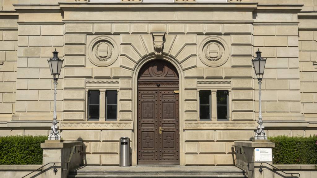 Der Zuger Regierungsrat gewährt seinen Angestellten auch dieses Jahr einen Teuerungsausgleich. (Archivaufnahme des Regierungsgebäudes)