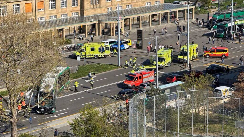 Ein E-Gelenkbus erfasste am Badischen Bahnhof in Basel eine Person und schleifte sie mit. Sie starb auf der Unfallstelle.