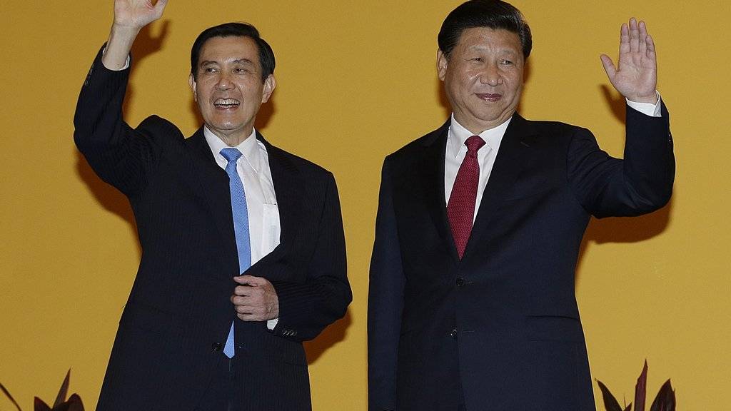 Die Einrichtung der Hotline war zwischen Chinas Präsident Xi Jinping (rechts) und seinem taiwanischen Kollegen Ma Ying Jeou vereinbart worden. (Archiv)