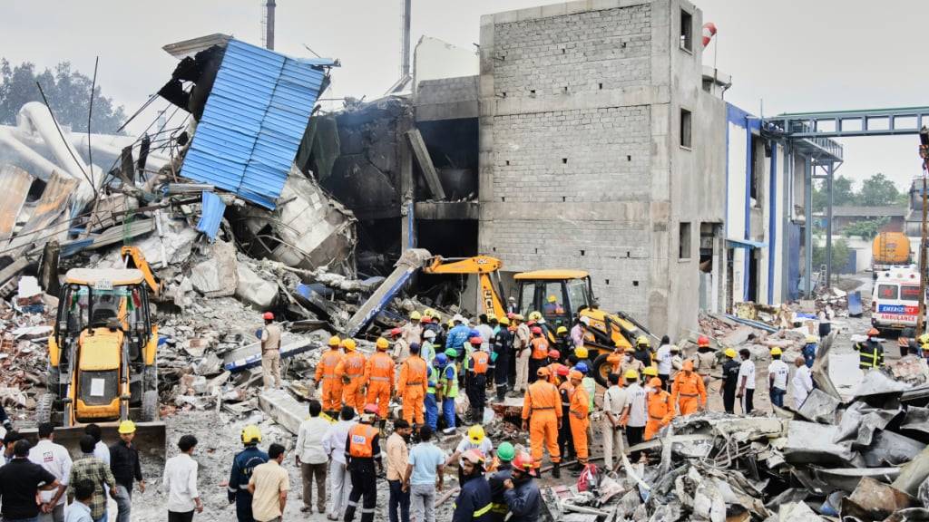 Rettungskräfte suchen nach einer Explosion und einem Brand in einer Pharmafabrik in einem Industriegebiet in der Nähe von Hyderabad nach Überlebenden. Foto: Uncredited/AP/dpa