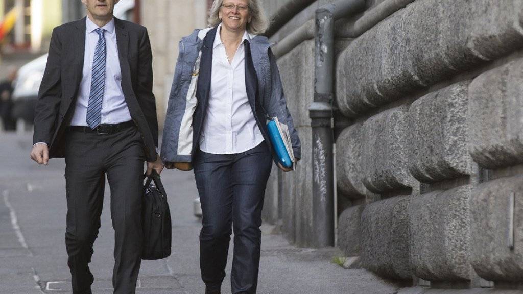 Vorwurf der Rassendiskriminierung: SVP-Generalsekretär Baltisser und Stellvertreterin Bär vor knapp einem Jahr auf dem Weg zum Prozess im Berner Amthaus.