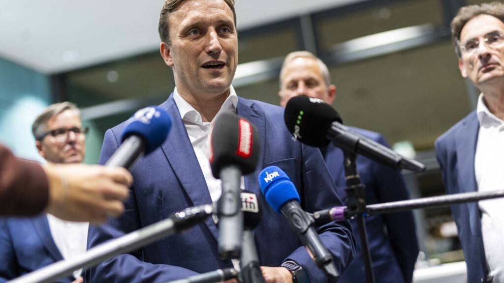 dpatopbilder - Sebastian Lechner (M), Landesvorsitzender der CDU Niedersachsen, spricht während eines Pressestatements im Haus der Region. Am 13.09.2026 haben Kommunalwahlen in Niedersachsen stattgefunden. Foto: Michael Matthey/dpa
