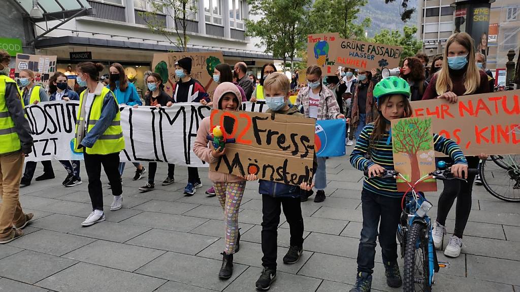 Hunderte Klimastreikende zogen am Freitag durch die Churer Strassen.