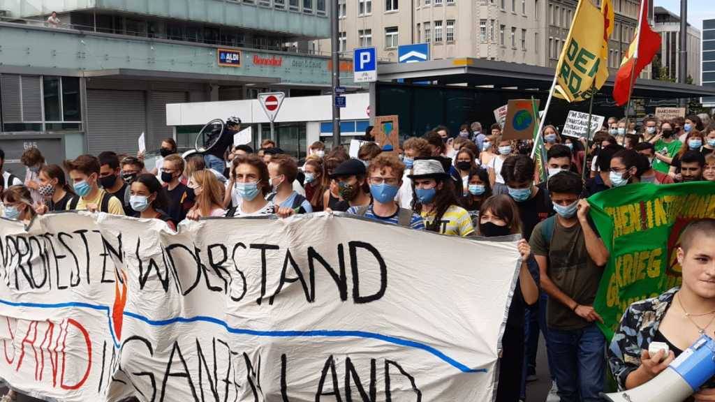 Rund 150 Schülerinnen und Schüler demonstrierten am Freitag in St. Gallen für den Klimaschutz und gegen das Strassenprojekt «Teilspange» beim Güterbahnhof.