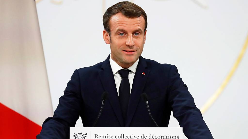 Frankreichs Präsident Emmanuel Macron hat am Montagabend in einer Rede in Paris die Ausschreitungen bei den «Gelbwesten»-Protesten kritisiert.
