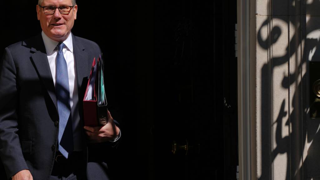 ARCHIV - Keir Starmer, Premierminister von Großbritannien, verlässt die Downing Street 10, um an der wöchentlichen Fragestunde des Premierministers im Parlament teilzunehmen. Foto: Kirsty Wigglesworth/AP/dpa