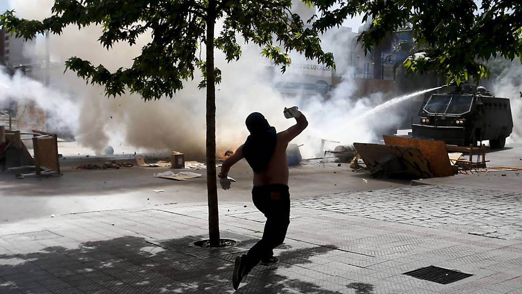 In Chile halten die sozialen Protesten ungeachtet der Zusagen von Präsident Sebastián Piñera an - es kam am Mittwoch (Ortszeit) erneut zu Ausschreitungen.