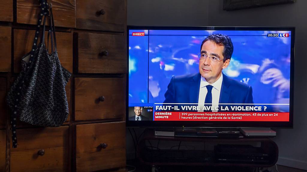 Der Ex-RTS-Starmoderator Darius Rochebin moderiert seit April wieder auf dem französischen Informationssender LCI. Seine Klage gegen «Le Temps» hat er nach einer Einigung zurückgezogen.