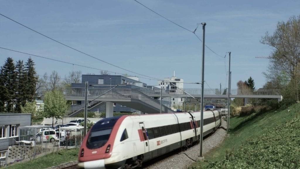 Die frühere Fussgängerbrücke wurde schon länger abgebrochen, nun hat die an der Stelle geplante Passerelle Oberstockenweg grosse Verspätung.