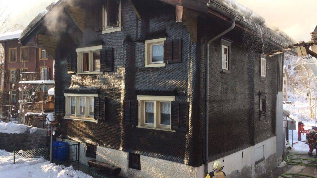 Die Bewohner wollten die Dachrinne enteisen und steckten dabei die Schindeln an der Fassade in Brand.