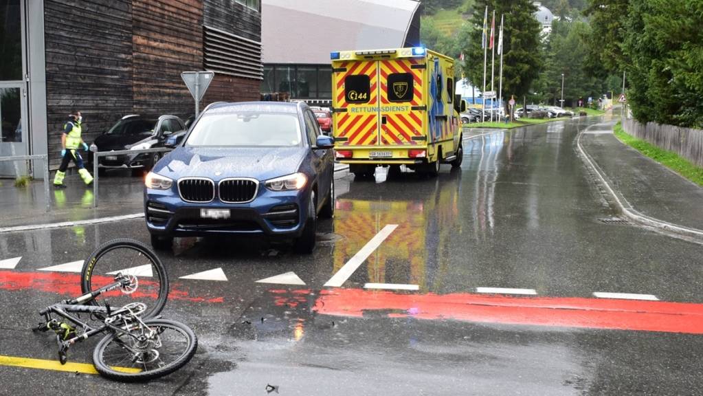 Der 14-Jährige wurde beim Zusammenstoss mit dem Auto leicht verletzt und mit der Ambulanz ins Spital Davos gebracht.