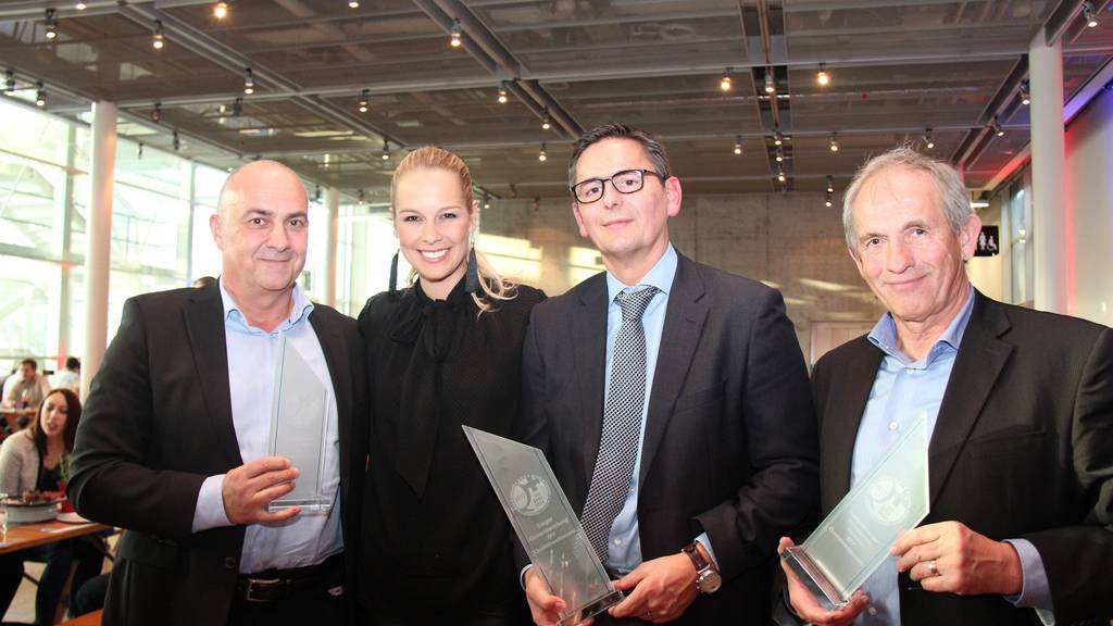 Daniel Härter, Reto Sutter und Anton Zemp (v.l.) freuen sich über die von Ex-Miss-Schweiz Linda Fäh überreichte Auszeichnung