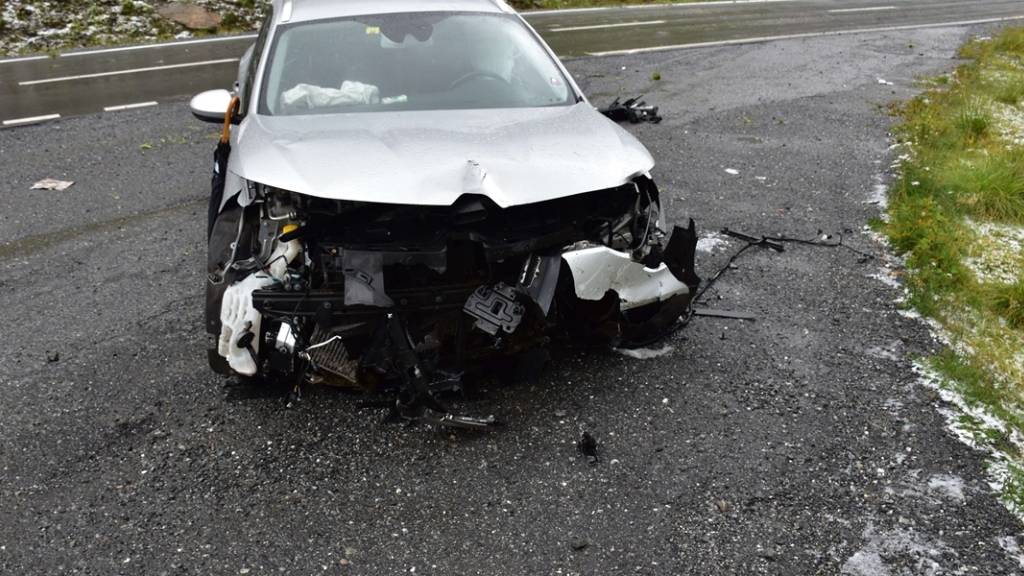 Glück im Unglück für eine Automobilistin: Sie überstand einen spektakulären Selbstunfall mit nur leichten Verletzungen.