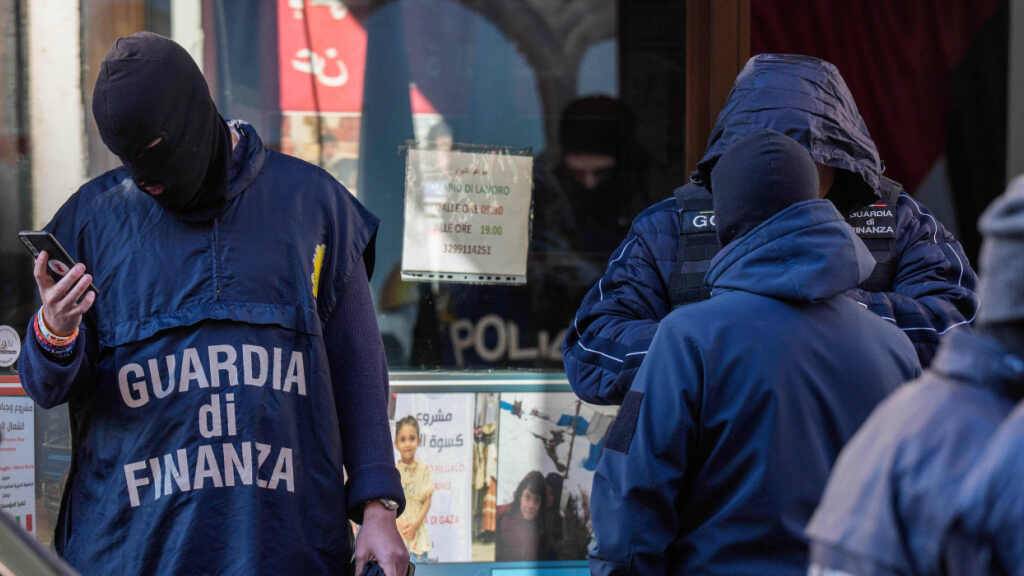 Polizeibeamte inspizieren einen angeblichen Wohltätigkeitsverein zur Unterstützung palästinensischer Zivilisten. Foto: Claudio Furlan/LaPresse via AP/dpa - ACHTUNG: Nur zur redaktionellen Verwendung und nur mit vollständiger Nennung des vorstehenden Credits