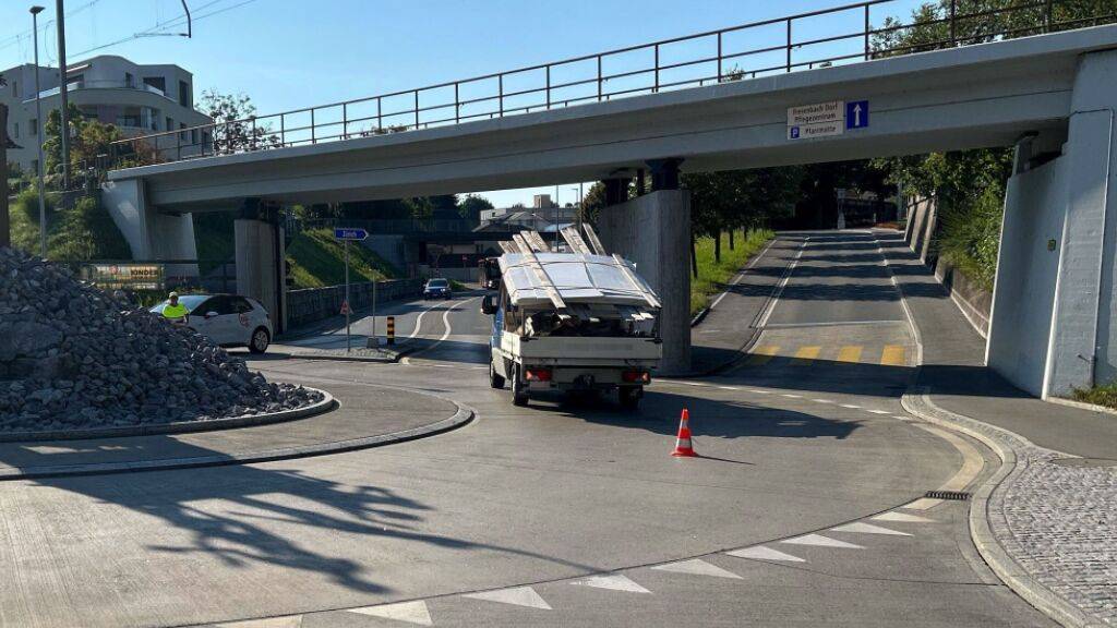 An diesem Kreisel in Freienbach SZ ereignete sich am späteren Mittwochnachmittag ein Verkehrsunfall.