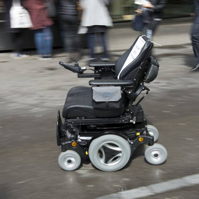 Rollstuhlfahrer erleidet tödlichen Verkehrsunfall