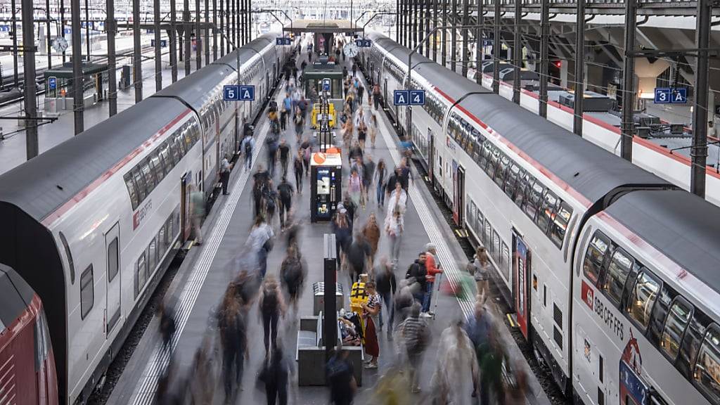 Dank vieler Passagiere, der Immobilien- und der Energiesparte landen die SBB 2023 in den schwarzen Zahlen: Perron im Bahnhof Luzern. (Archivbild)