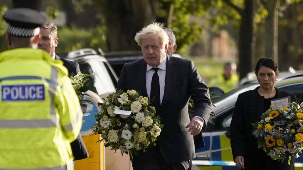 Der britische Premierminister Boris Johnson am Tatort des tödlichem Angriffs auf einen britischen Abgeordneten in Leigh-On-Sea.