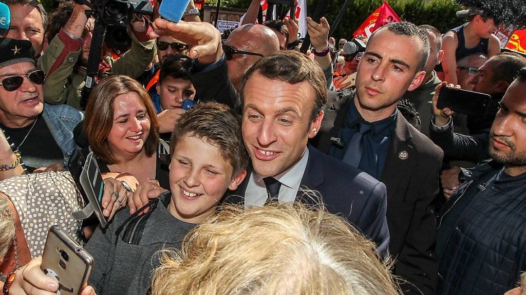 Selfie mit dem Favoriten: Emmanuel Macron liegt in den Umfragen für die Präsidentschaftswahl vom Sonntag in Frankreich weit vorne.