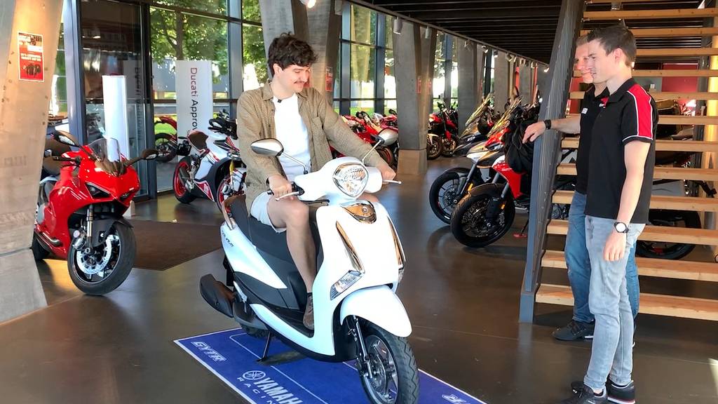 Dank einer «Schnapsidee» gewinnt Radio-24-Hörer Sebastian einen neuen Roller