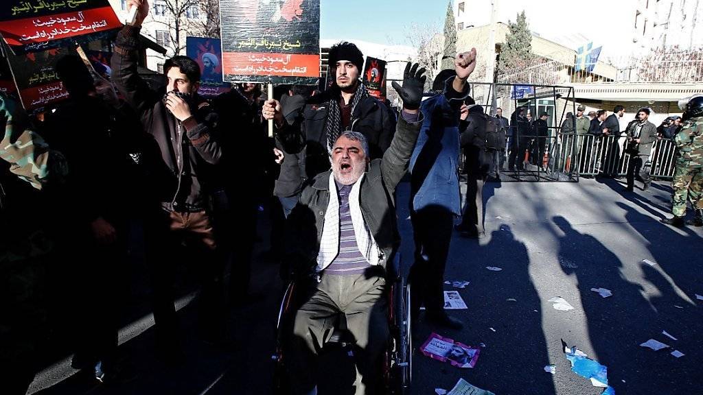 Protest vor der saudischen Botschaft in Teheran führt zum Abbruch der diplomatischen Beziehungen beider Länder.