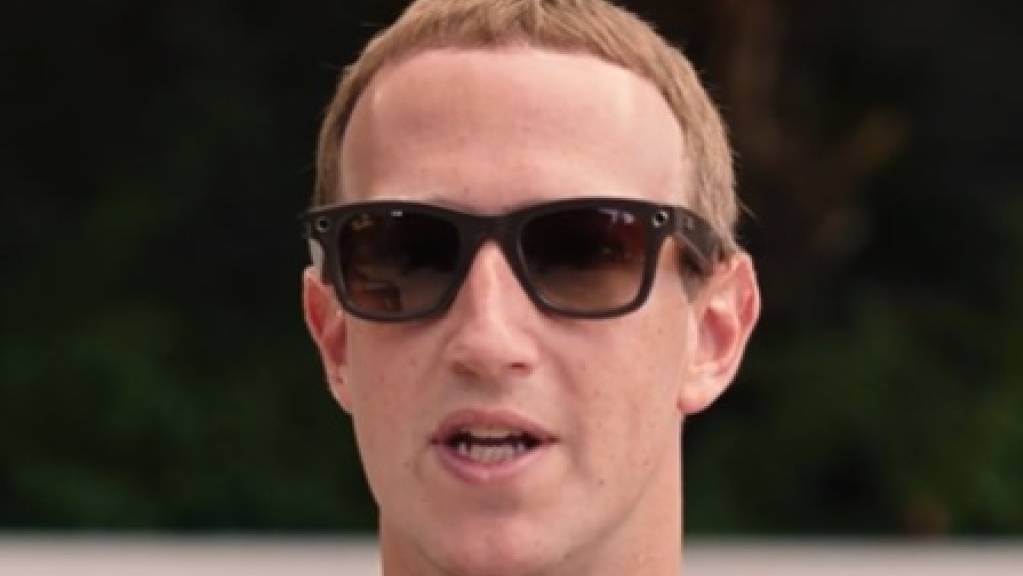 Facebook-Gründer Mark Zuckerberg mit der neuen smarten Brille, mit der man Fotos und Videos aufnehmen kann.