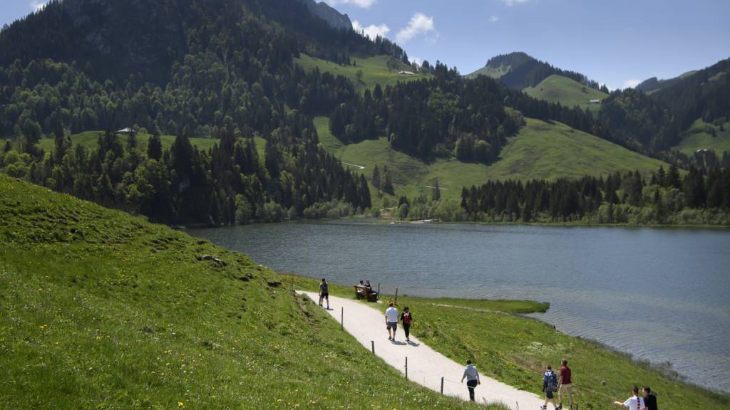 Der Schwarzsee im Kanton Freiburg ist ein beliebter Wander-Ort.  (Archivbild)
