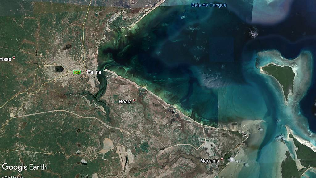 HANDOUT - Die undatierte Aufnahme von Google Earth zeigt den Ort Palma in der Provinz Cabo Delgado in Mosambik. Seit Mittwoch wüteten etwa 100 Angreifer in der Kleinstadt. Foto: -/Google/dpa - ACHTUNG: Nur zur redaktionellen Verwendung im Zusammenhang mit der aktuellen Berichterstattung und nur mit vollständiger Nennung des vorstehenden Credits