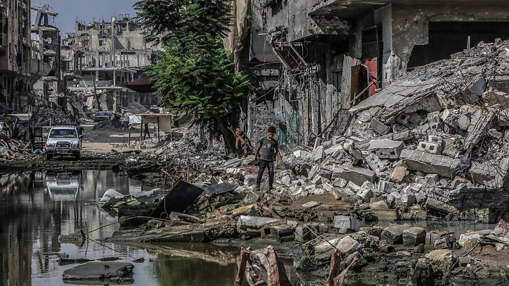 Nach dem Rückzug der israelischen Armee aus  Chan Junis laufen Menschen zwischen Abwässern und den Trümmern zerstörter Gebäude umher. Foto: Abed Rahim Khatib/dpa