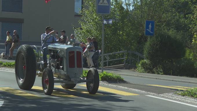 Über 250 Oldtimer-Traktoren in Adligenswil
