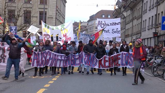 Solidarische und Flüchtlinge demonstrieren gegen Ausschaffung