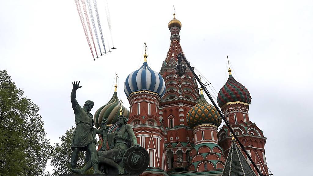 Flugzeuge der russischen Luftwaffe fliegen während einer Militärparade über die Moskauer Basilius-Kathedrale. Foto: Alexei Druzhinin/Kremlin Pool/Planet Pix via ZUMA Wire/dpa