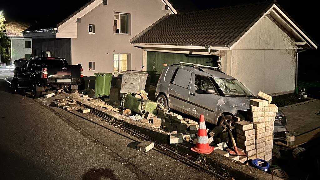 Betrunkener Autolenker baut spektakulären Unfall in Birrwil