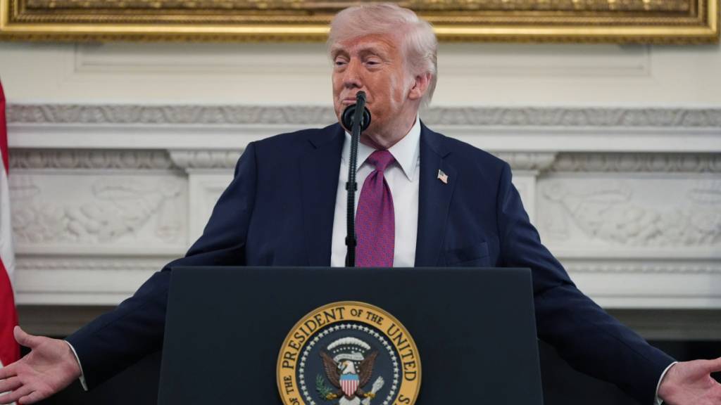 US-Präsident Donald Trump spricht während einer Veranstaltung für NCAA-Meister im State Dining Room des Weißen Hauses, in Washington. Foto: Alex Brandon/AP/dpa