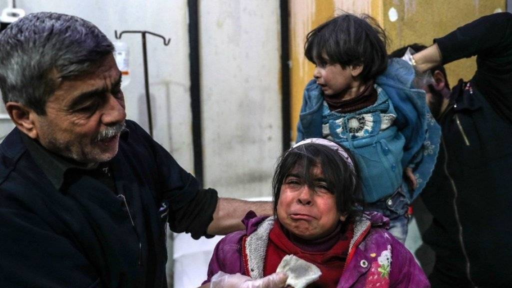 Durch Angriffe syrischer Truppen verletzte Kinder in Ost-Ghuta werden medizinisch behandelt.