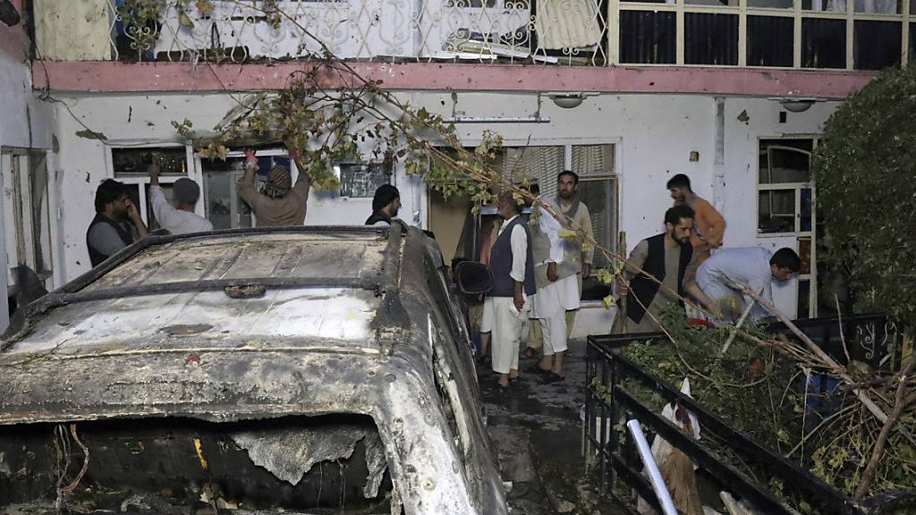 ARCHIV - Ende August begutachten Afghanen die Schäden nach einem US-Drohnenangriff in Kabul. Foto: Khwaja Tawfiq Sediqi/AP/dpa
