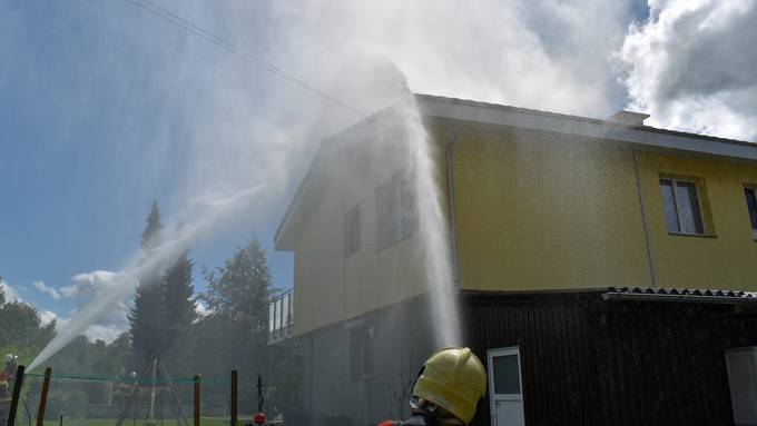 Solaranlage fängt Feuer – 88 Feuerwehrleute im Einsatz