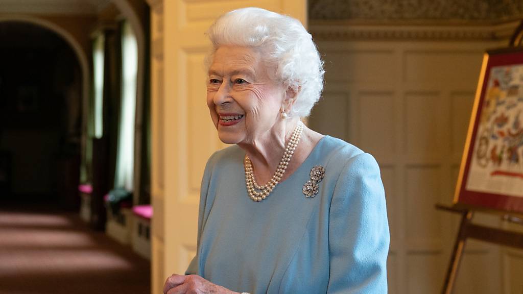 Königin Elizabeth II. empfängt auf ihrem Landsitz Gäste. Die Queen begeht am Sonntag ihr 70-jähriges Thronjubiläum. Foto: Joe Giddens/PA Wire/dpa