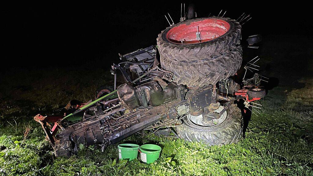 Ein Landwirt verunglückte in Egg SZ mit seinem Traktor.