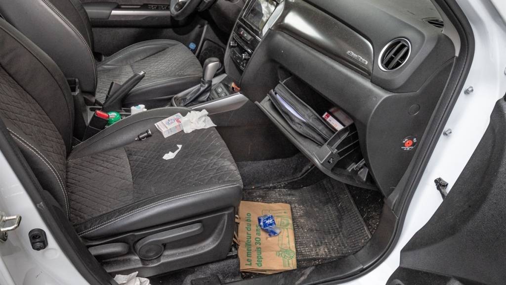 Aus diesem und weiteren zehn Autos haben die drei Serieneinbrecher Wertgegenstände gestohlen. Alle Fahrzeuge waren nicht abgeschlossen.