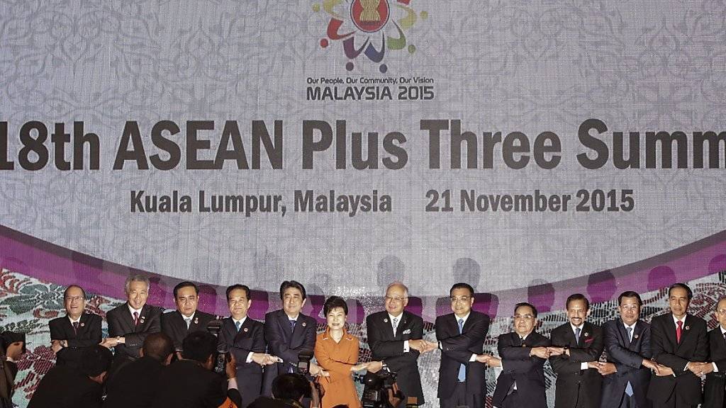 Die Staatschefs der zehn ASEAN-Mitgliedsländer geben sich für das Familienfoto die Hand.