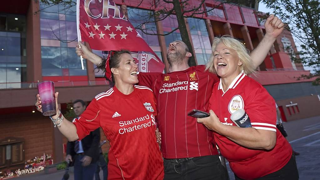 Liverpool ist erstmals seit 30 Jahren wieder englischer Meister: Die Fans feiern vor dem Stadion die Niederlage von Manchester City gegen Chelsea.
