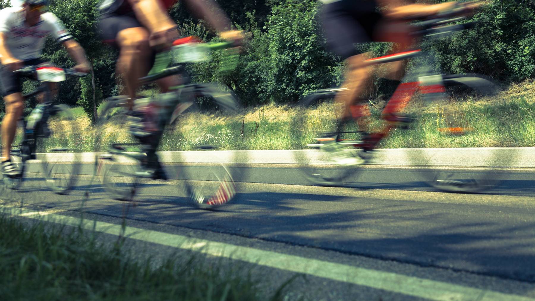 Autofahrer sind genervt: Zwischen Eichberg und Altstätten fahren Radrennfahrer oft auf der Strasse, anstatt auf dem Radweg.