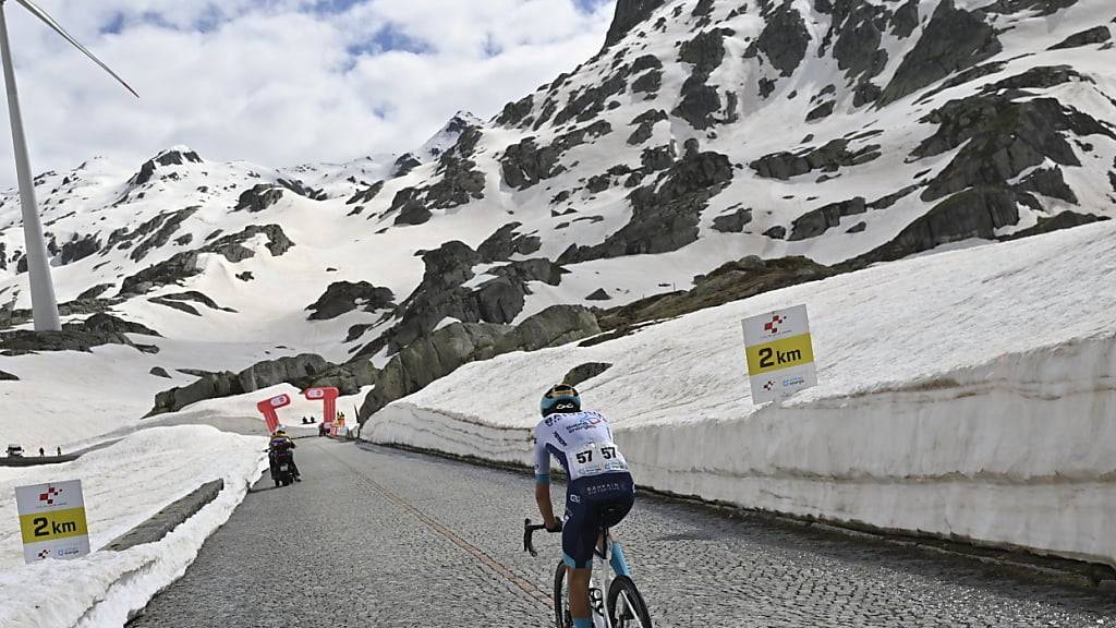 Zwischen den Schneemauern fährt der Norweger Torstein Träen am Gotthardpass entfesselt seinem ersten Profisieg entgegen